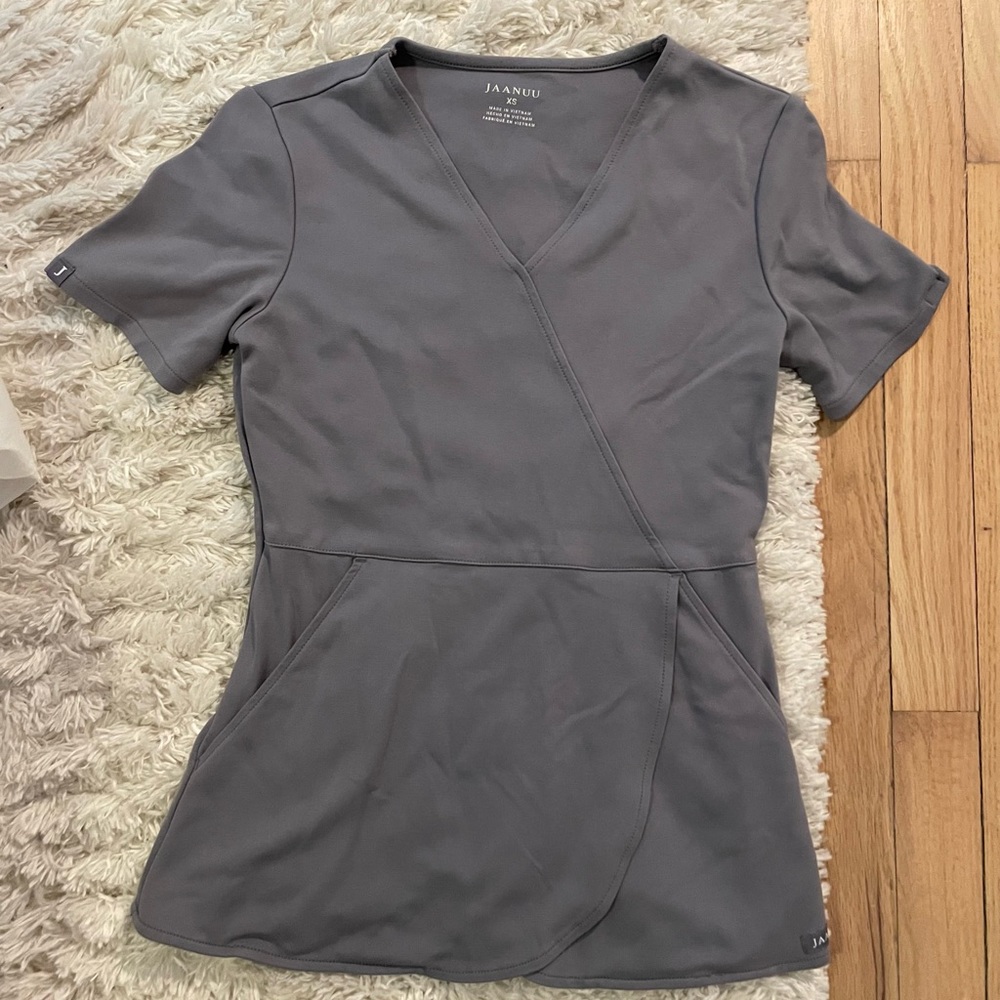 Jaanuu scrub top grey tulip
